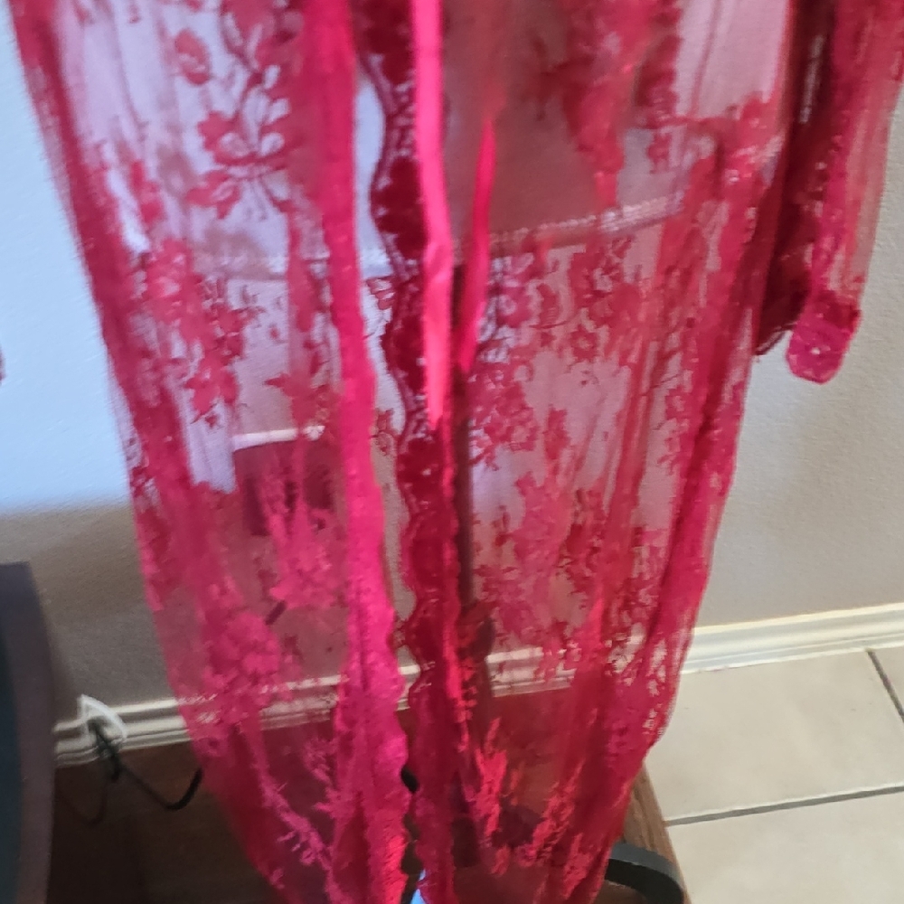Luxurious Scarlet Lace Robe - Picture 5 of 9